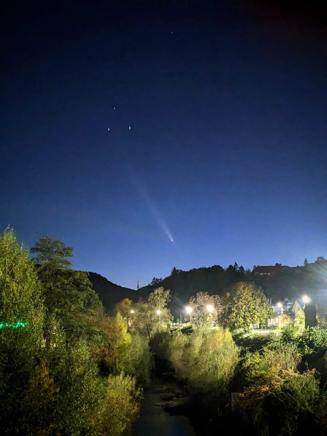 Над Украиной пронеслась очень редкая комета: невероятные фото